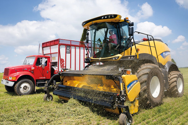 New Holland | Forage Equipment | FR Forage Cruiser SP Forage Harvesters for sale at Berchtold Equipment Co., California