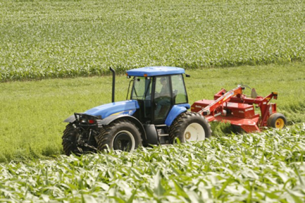 New Holland H7450 (PRIOR MODEL) for sale at Berchtold Equipment Co., California New Holland H7450 (PRIOR MODEL) for sale at Berchtold Equipment Co., California